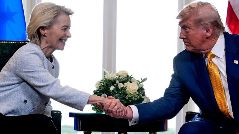 EU-Kommissionspräsidentin Ursula von der Leyen und der US-Präsident Donald Trump besiegeln per Handschlag die Zollvereinbarung zwischen der EU und den USA.
