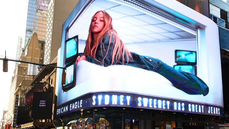 Blick auf die elektronische Werbetafel über dem Einzelhandelsgeschäft American Eagle Outfitters mit der Schauspielerin Sydney Sweeney in ihrer Jeans-Werbekampagne, projiziert am Times Square, New York, 29.07.2025