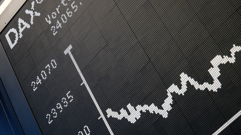 Ein Bildschirm zeigt den Deutschen Aktienindex DAX an der Frankfurter Börse