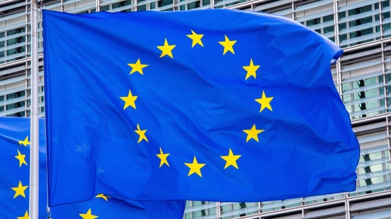 Die Fahnen der Europäischen Union wehen vor dem Sitz der EU-Kommission in Brüssel.