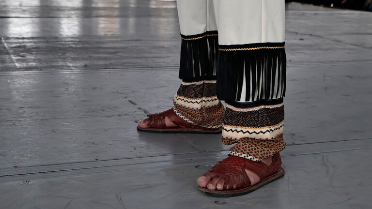 Ein Indigener in traditionellen Hosen und Sandalen in Chalco, Mexiko