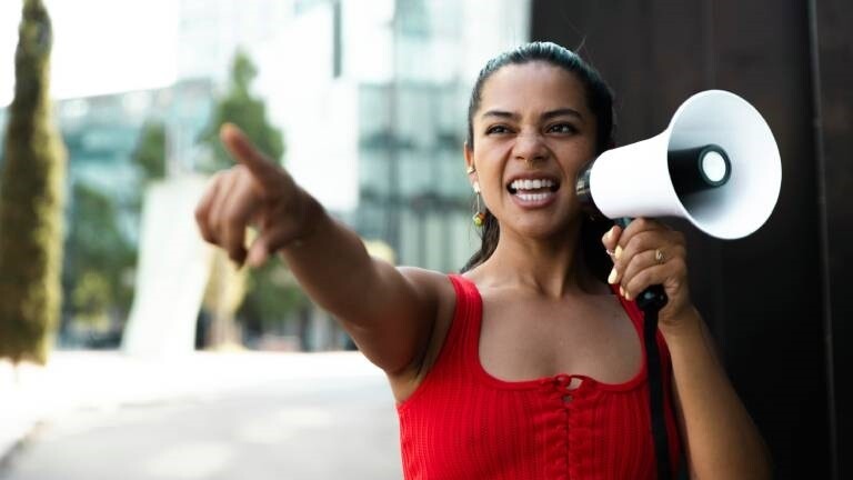 Eine Frau ruft in ein Megafon