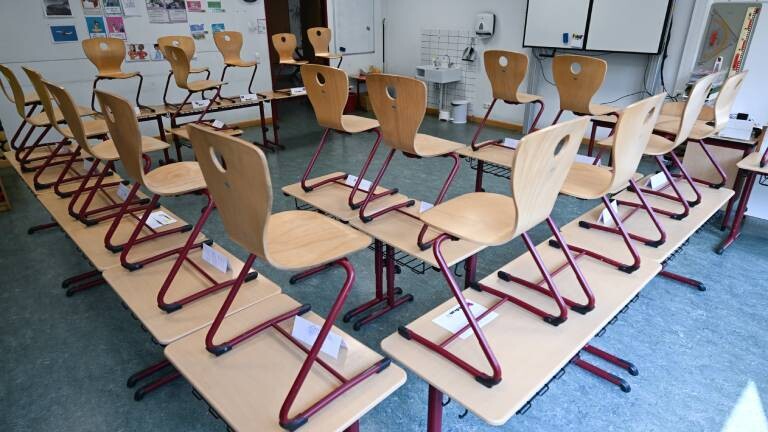 Das Klassenzimmer einer zweiten Klasse. Die Klasse ist nach Unterricht leer, die Stühle stehen auf den Tischen, damit gereinigt werden kann.