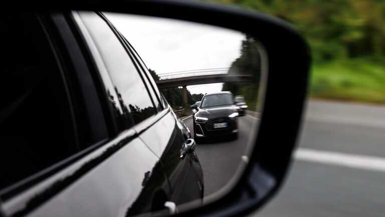 Ein dicht auffahrendes Auto ist auf der Autobahn 33 bei Paderborn (Nordrhein-Westfalen) im Außenspiegel zu sehen.