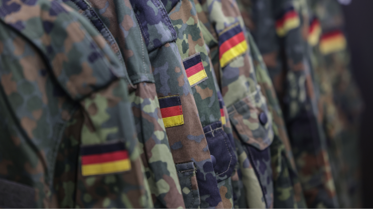Feldjacken der Bundeswehr hängen am Stand.
