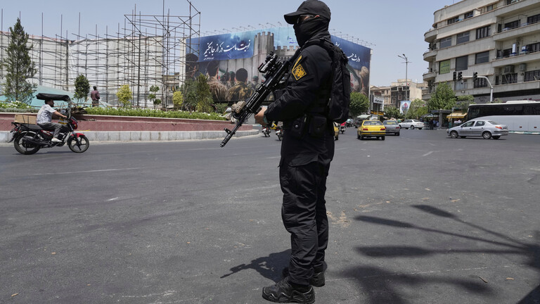 Mitglied der iranischen Revolutionsgarden mit Gewehr (Archivbild)