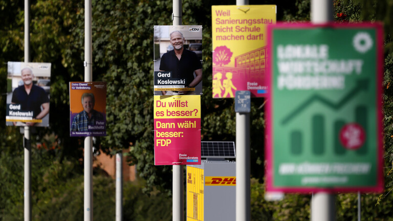 Wahlplakate zur Kommunalwahl 2025 in NRW hängen in Frechen bei Köln. Zu sehen sind Plakate der Grünen, der FDP, der CDU und der Freien Wähler.