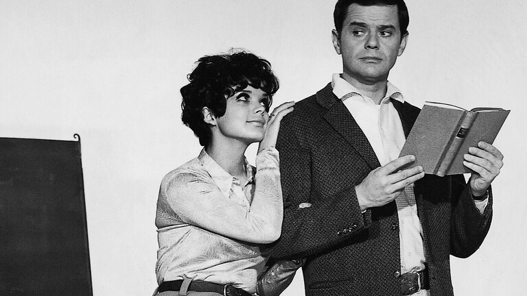 Uschi Glas und Walter Giller in "Klassenkeile - Lehrer werden ist nicht schwer, Schüler sein dagegen sehr", Regie: Franz Josef Gottlieb, Deutschland 1969.