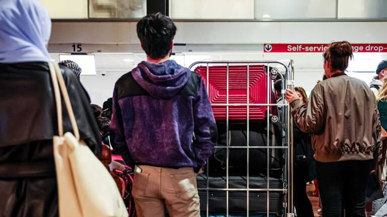 Menschen syrischer Staatsangehörigkeit stehen am Flughafen Rotterdam-Den Haag, nach Syrien zu reisen. Nach Angaben des Ministeriums für Asyl und Migration haben sich die Menschen für eine freiwillige Rückkehr nach Syrien registriert (16.09.2025)