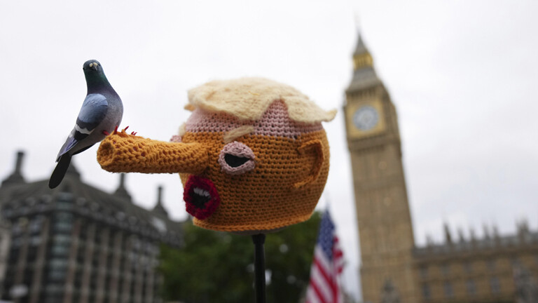 Ein Demonstrierender hält einen orangefarbenen Pinocchio-Kopf während einer Protestaktion der Gruppe „Stop Trump Coalition“ gegen den Staatsbesuch von US-Präsident Donald Trump in London am Mittwoch, den 17. September 2025.