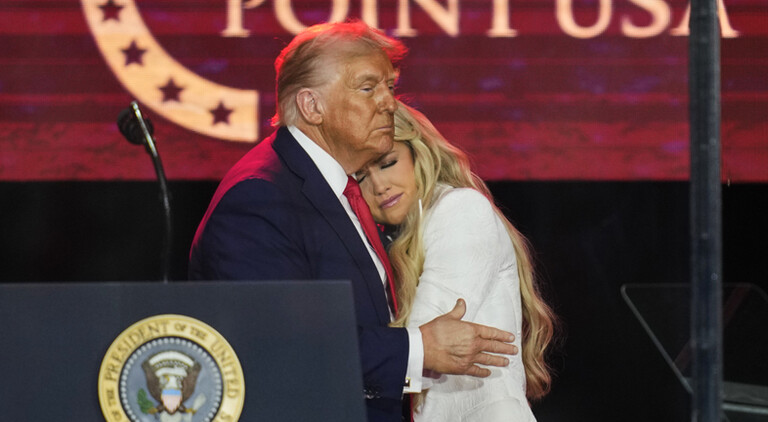 Präsident Donald Trump umarmt Erika Kirk bei einer Gedenkveranstaltung für den konservativen Aktivisten Charlie Kirk am Sonntag, den 21. September 2025, im State Farm Stadium in Glendale, Arizona.