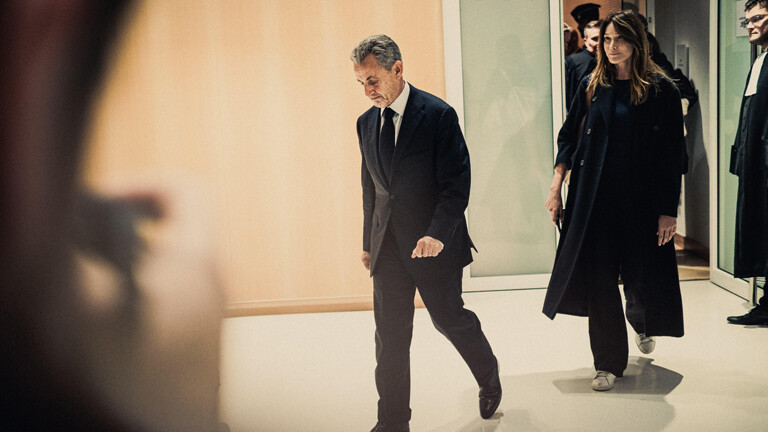 Nicolas Sarkozy, ehemaliger Präsident der Französischen Republik, verlässt nach dem Urteil in seinem Prozess wegen illegaler Wahlkampffinanzierung aus Libyen für seinen erfolgreichen Präsidentschaftswahlkampf 2007 das Strafgericht in Paris am 25. September 2025.