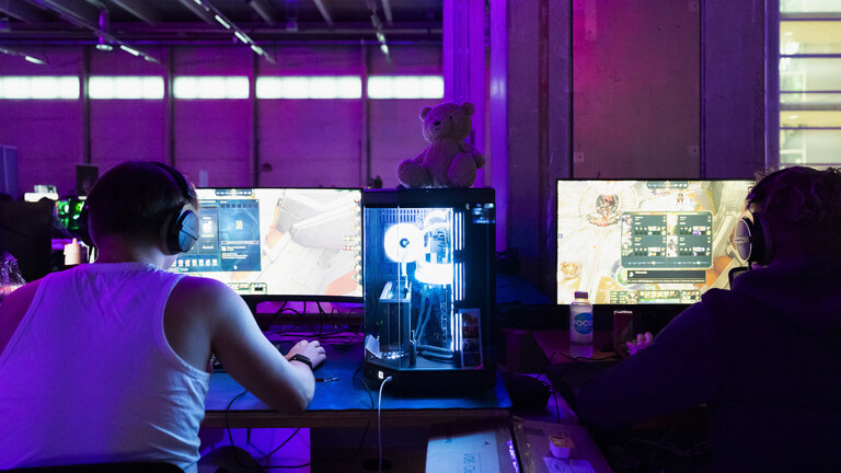 Zwei Computerspieler von hinten, sie spielen Games