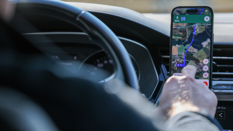 Die Smartphonenutzung im Auto ist nicht grundsätzlich verboten. Gefährlich ist sie trotzdem.