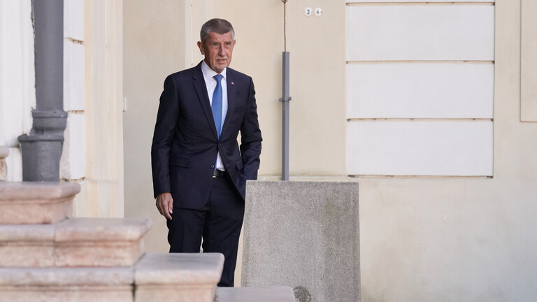 Der Vorsitzende der oppositionellen Bewegung "ANO" (JA), Andrej Babiš, kommt einen Tag, nachdem er bei den Parlamentswahlen die Mehrheit der Stimmen erhalten hat, in Prag an.