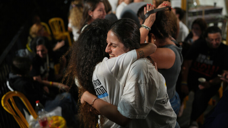 Verwandte und Angehörige israelischer Hamas-Geiseln feiern in der Nacht in Tel Aviv die Einigung zwischen der Hamas und Israel