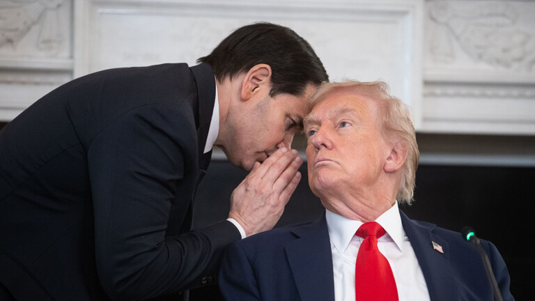 Außenminister Rubio flüstert Trump etwas ins Ohr
