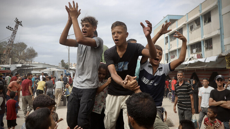 Palästinenser, darunter viele Kinder, versammeln sich in der Stadt Khan Yunis, um nach der Verkündung des Waffenstillstandsabkommens im Gazastreifen zu feiern.
