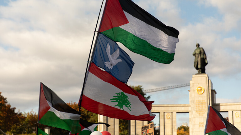 Tausende pro-palästinensische Demonstrierende zogen am Samstag, den 11. Oktober 2025, unter dem Motto „United 4 Gaza“ durch das Berliner Stadtzentrum. Teilnehmende schwenkten Fahnen