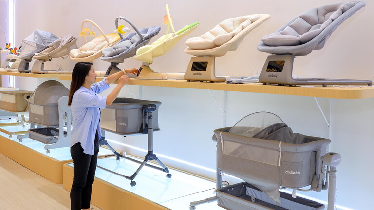 Frau auf einer chinesischen Messe für Babybedarf