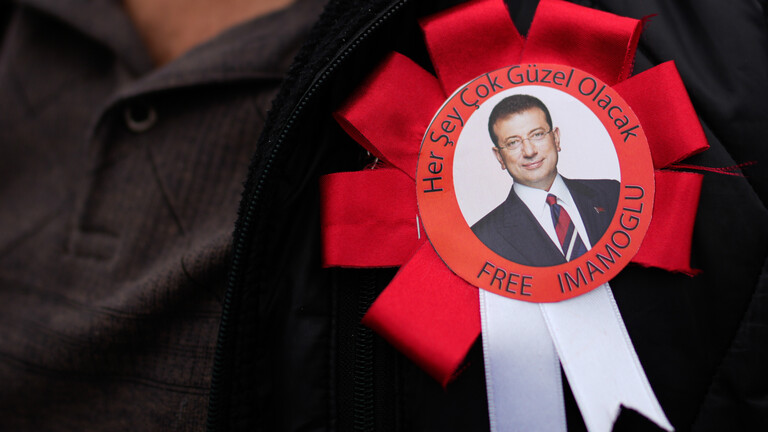 Ein Button mit der Aufschrift: Free Imamoglu
