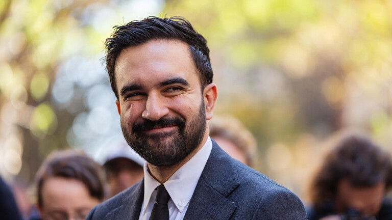 Der demokratische Kandidat für das Amt des Bürgermeisters von New York City, Zohran Mamdani, wurde von der New Yorker Staatssenatorin Liz Krueger begleitet, als er am 27. Oktober 2025 auf der Upper East Side in New York City Wählerinnen und Wähler begrüßte.