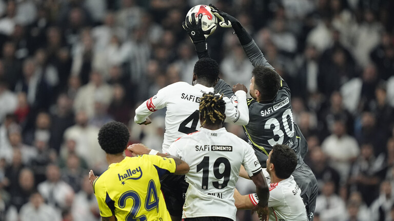 Foto von fünf Fußballspielern beim Gerangel um den Ball während Spiels der türkischen Süper Lig zwischen Besiktas JK und Fenerbahce SK im Tupras-Stadion am 3. Nove,ber 2025
