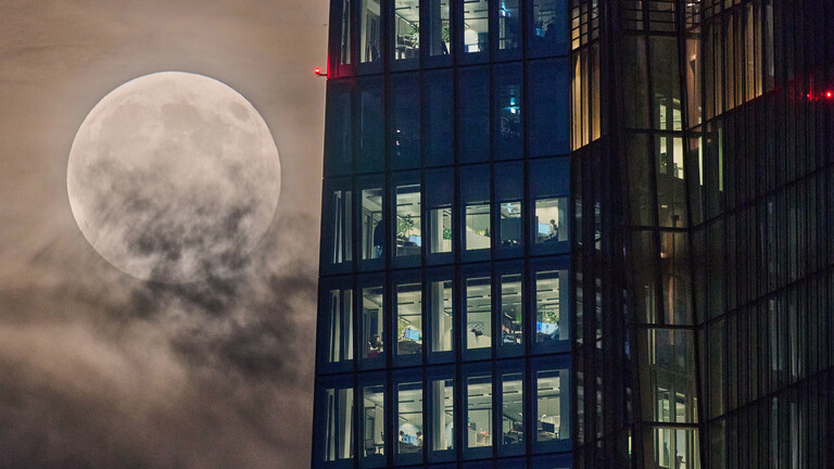 Mond über Frankfurt am Main