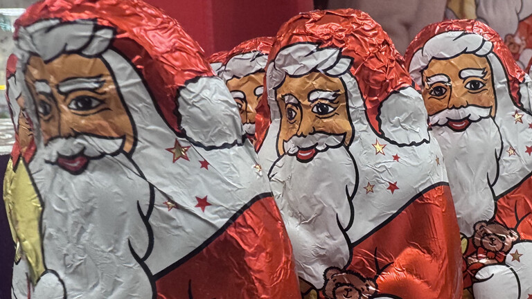 Lindt Schokoladen Weihnachtsmaenner im Supermarkt am 11.11.2025