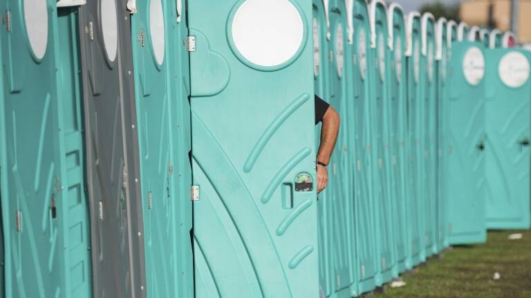 Viele provisorische Toiletten bei einer Veranstaltung im Freien