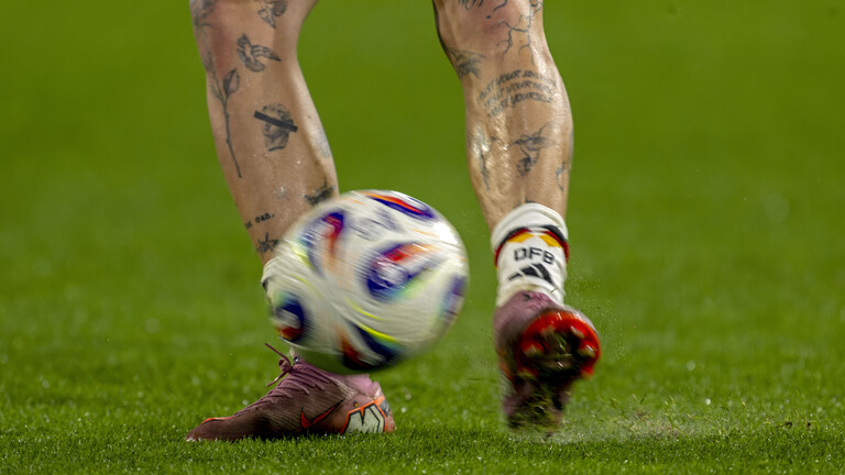 Details der Beine mit Fußball des Fußballers David Raum, der für RB Leipzig unter Vertrag und deutscher A-Nationalspieler ist.