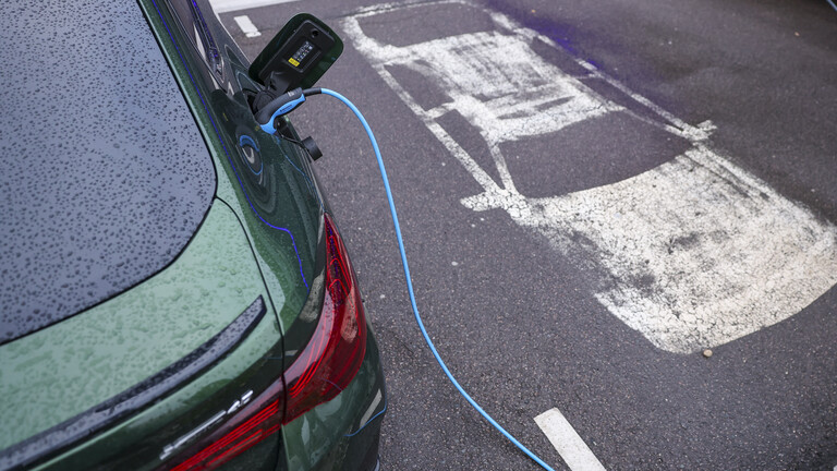 Der Akku eines E-Autos wird geladen