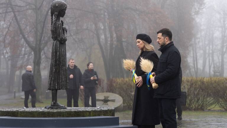 Der Präsident der Ukraine, Wolodymyr Selenskyj, und First Lady Olena Selenska gedenken der Opfer des Holodomor von 1932–1933 sowie der von Menschen verursachten Hungersnöte von 1921–1922 und 1946–1947 an dem Denkmal  "Bittere Erinnerung an die Kindheit" in Kiew.