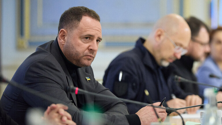 Andrij Jermak vor einem Mikrofon