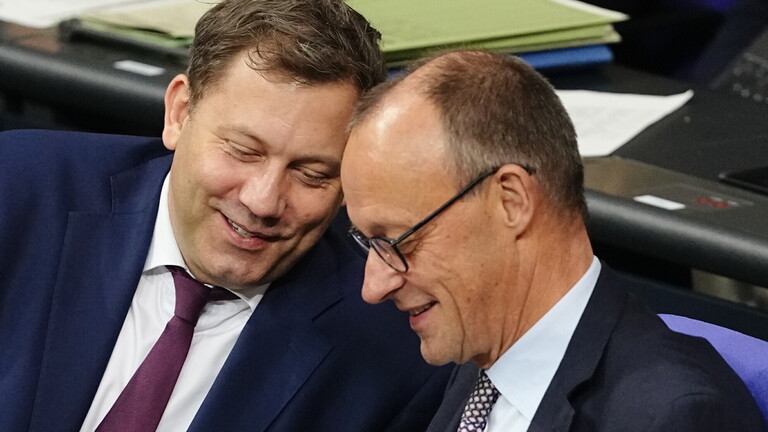 Bundesfinanzminister Lars Klingbeil (SPD) spricht mit Bundeskanzler Friedrich Merz (CDU) während einer Sitzung des Bundestags.
