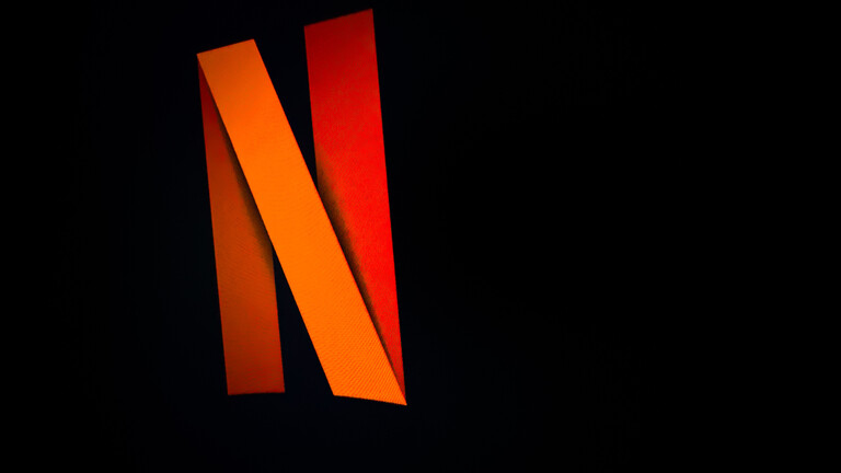 Der Buchstabe N, rotgefärbt vor schwarzem Hintergrund, aus dem Schriftzug des Streaminganbieters Netflix.