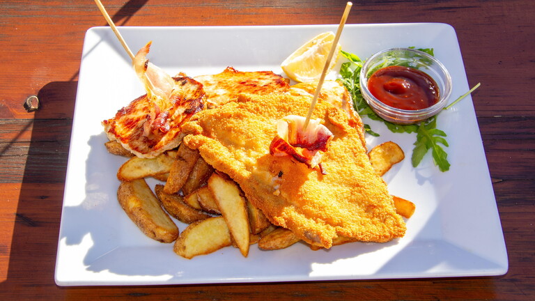 Teller mit Schnitzel, Pommes und Ketchup