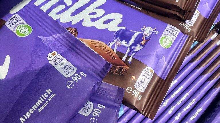 Milka-Tafeln mit 90 Gramm Inhalt liegen übereinander