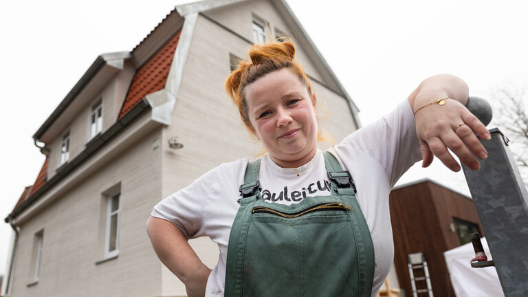 Cindy Speich posiert auf der Baustelle vor ihrem Haus (17.12.2025).