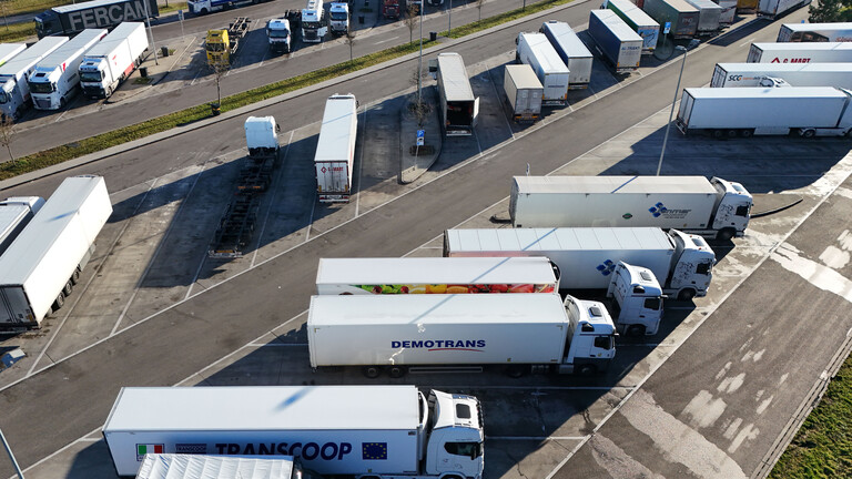 Drohnenaufnahme von parkenden Lkw