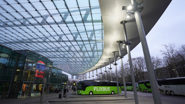 Busse stehen am ZOB Bus-Port Hamburg am Hauptbahnhof.
