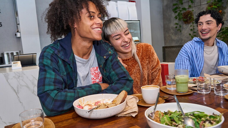 Freunde essen in einem Café/ Restaurant