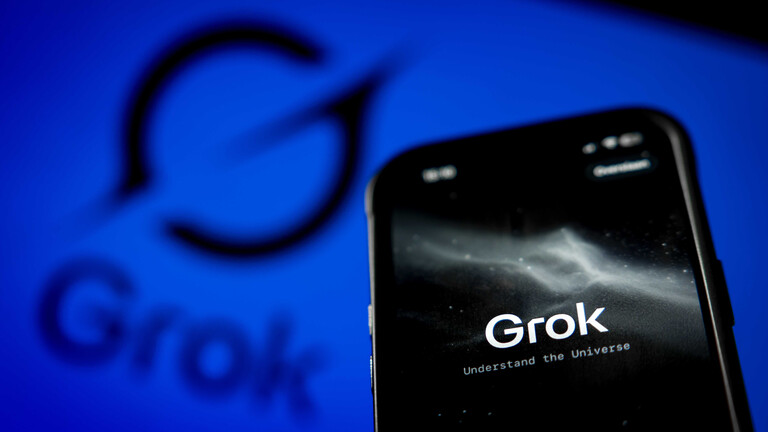 Die Grok-App ist auf einem Mobiltelefon geöffnet, das Logo erscheint in Weiß vor schwarzem Hintergrund. Auf einem dunkelblauem Hintergrund wird das Grok-Log in Schwarz gezeigt.