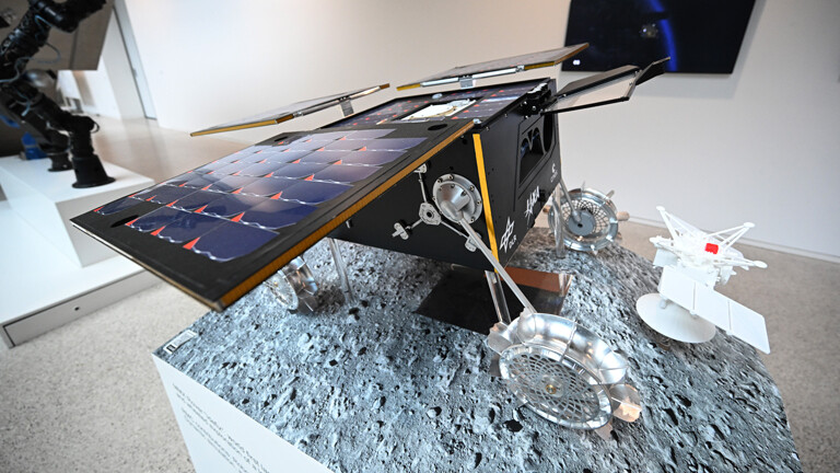 Ein MMX Rover Idefix steht im Institut für Robotik und Mechatronik im Deutschen Zentrum für Luft- und Raumfahrt (DLR) Oberpfaffenhofen. Der MMX Rover Idefix ist eine gemeinsame Arbeit von JAXA, CNES und DLR im Rahmen der MMX-Mission.