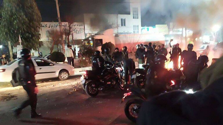 Das Bild soll am 08.01.2026 im Bezirk Schahriar in Teheran aufgenommen worden sein. Es soll das Aufeinandertreffen von Sicherheitskräften und Demonstrierenden im Iran zeigen. Die Informationen lassen sich nicht unabhängig überprüfen.