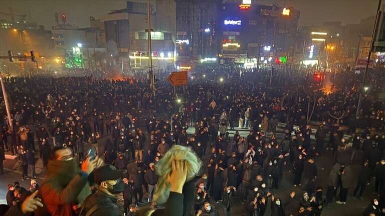 In der iranischen Hauptstadt Teheran kommen viele Dutzende Menschen zusammen und demonstrieren gegen das Regime.