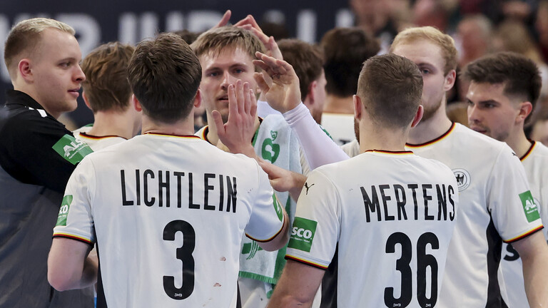 Ein Teil der Handballer der deutschen Nationalmannschaft klatscht sich bei einem Freundschaftsspiel in Hannover ab. Sie stehen dabei auf dem Spielfeld.
