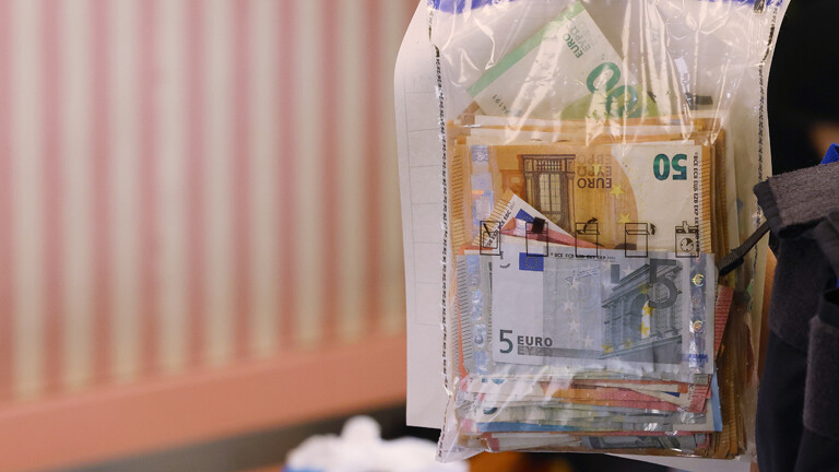 Geldscheine in Tüte