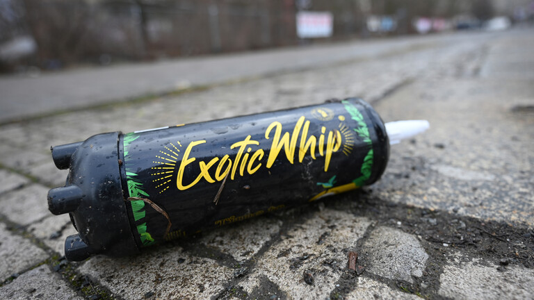 Ein Lachgasbehälter liegt in der Leipziger Innenstadt auf dem Boden.