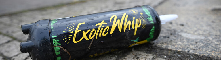 Ein Lachgasbehälter liegt in der Leipziger Innenstadt auf dem Boden.